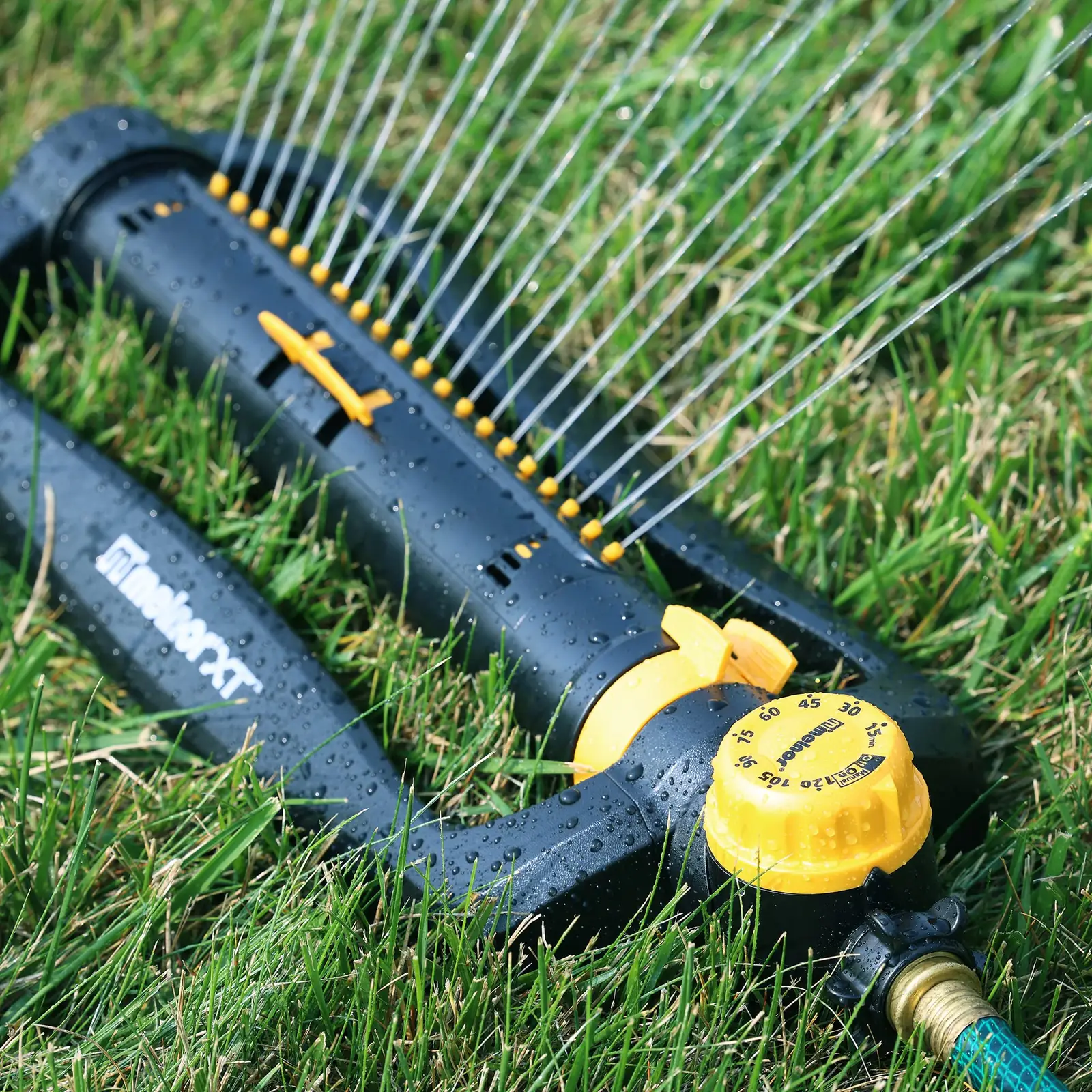 Reguleeritav kahe suunaga Melnor sprinkler must-kollane