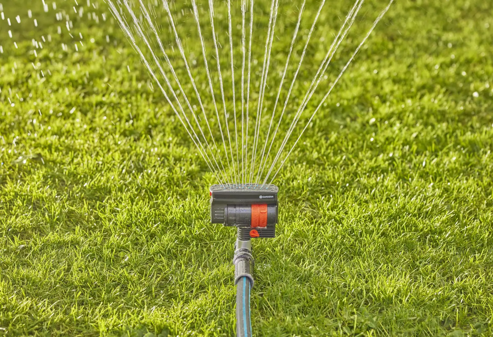 Gardena 38124 sprinkler külgvaates metallist jalaga